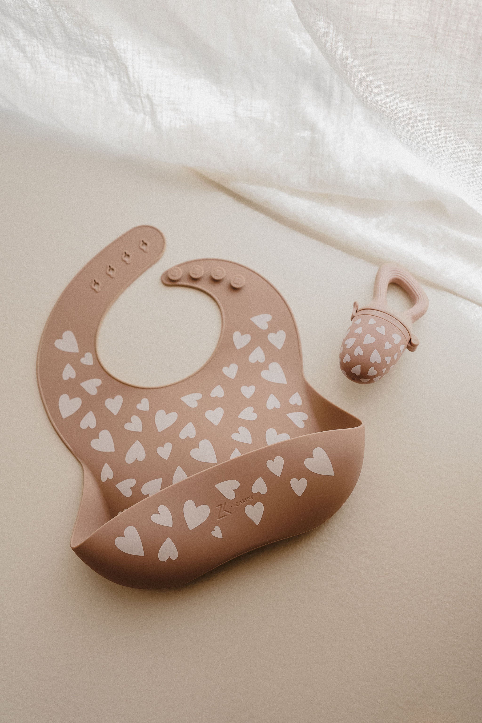 Bavoir en silicone - Cœurs Taupe Zakuw